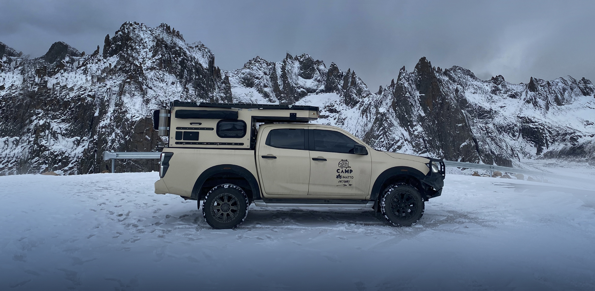 Pickup truck-mounted camper